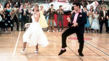 Les chaussures à talons blanches de Sandy (Olivia Newton-John) dans Grease