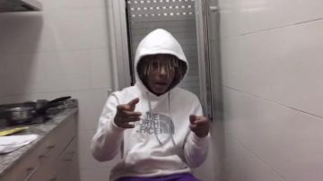 Zola's the North Face white hoodie en su video musical Mia Wallace