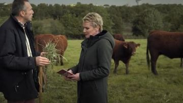 Le manteau parka longue verte portée par Élise Lucet dans Envoyé spécial "Un monde sans viande"