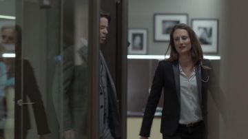 Le blazer noir col en cuir et poche avec chaine porté par Andréa Martel (Camille Cottin) dans Dix Pour Cent (S01E01)