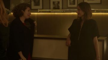 La robe noire à fermeture éclair portée par Andréa Martel (Camille Cottin) dans Dix Pour Cent (S03E06)