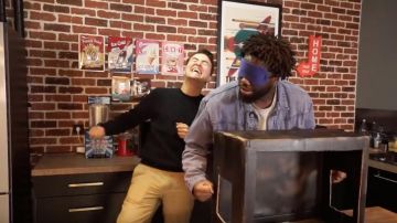 Le pantalon beige de Hugo Posay dans la vidéo BLIND TEST : DEVINE CE QU'IL Y A DANS LA BOÎTE SINON... (What's in the Box feat. LONNI)