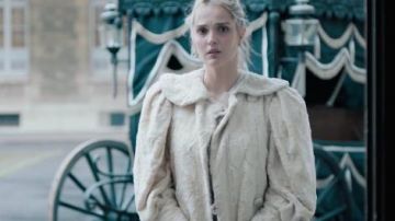 Le manteau blanc en fourrure avec grand col de Alice de Jeansin (Camille Loubens) dans Le Bazar de la Charité