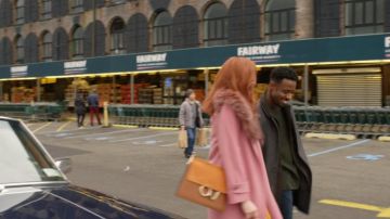 Leather Bag worn by Lexi (Anne Hathaway) in Modern Love (S01E03)