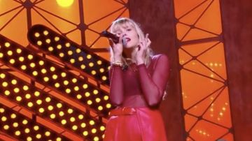 Le top transparent rouge de Angèle dans Quotidien du 12 novembre 2019