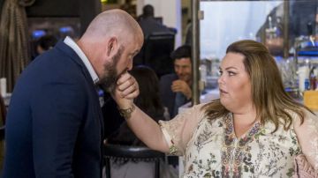 Vestido de flores blancas usado por Kate Pearson Chrissy Metz en This Is Us (Temporada 4 Episodio 3)