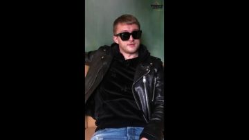 Le pull noir en velours porté par Vald dans la vidéo Like & Dislike avec SCH, Maes, Maître Gims et Vald