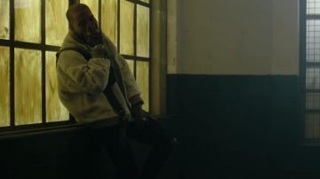Veste blanche porté par Tory Lanez dans son Freaky musique de la vidéo