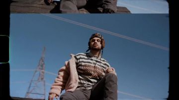 Rayé noir et blanc sweat-shirt porté par le Bélier dans sa MAUVAISE nouvelle vidéo de musique
