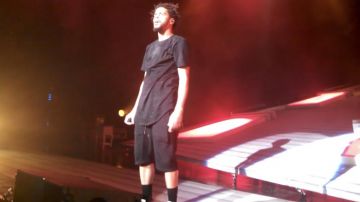 Le noir a Chuté de l'Entrejambe des Shorts portés par J. Cole pour son Role Modelz performance live