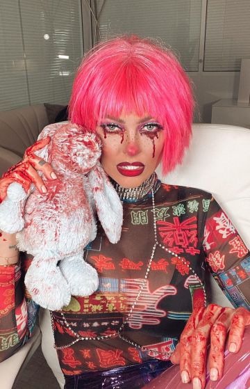 Le top transparent à motifs asiatiques colorés de Caroline Receveur sur son compte Instagram @carolinereceveur