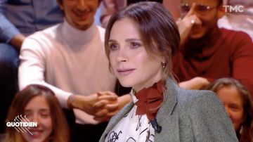 Les boucles d’oreilles portées par Victoria Beckham dans l'émission Quotidien du 15 novembre 2019