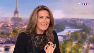 The blouse black worn by Anne-Claire Coudray in the issue Log up to 13 hours