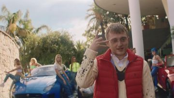 Le gilet tâché de Vald dans son clip Ce monde est cruel