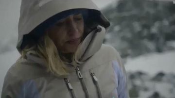 La doudoune de ski blanche de Hélène Bach (Hélène de Fougerolles) dans Balthazar Saison 2 Episode 3