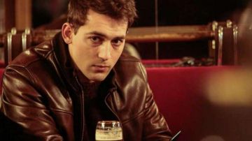 La veste en cuir marron de Fouad (Dali Benssalah) dans Les Sauvages (S01E03)