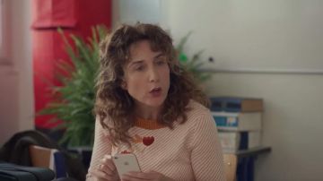 The sweater stripes with pink crest heart and petals sewn Elsa Zylberstein in Selfie