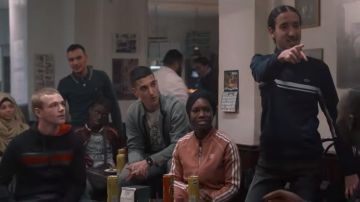 Le pull bleu Lacoste avec une rayures porté par un des jeunes dans Hors Normes