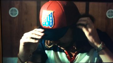 Rouge Casquette portés par Björn Borg (Sverrir Gudnason) de Borg vs McEnroe