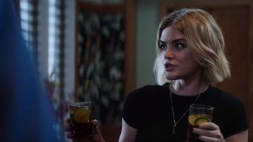 Collier porté par Melanie (Lucy Hale) comme on le voit dans le Fantasme de l'Île