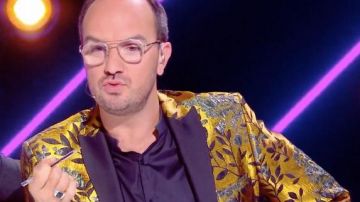 Le blazer doré porté par Jarry dans l'émission Mask Singer du 22 novembre 2019 