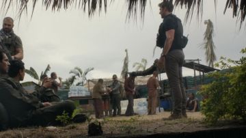 Pantalon porté par Jack Ryan (John Krasinski) en la personne de Tom Clancy, Jack Ryan (S02E08)