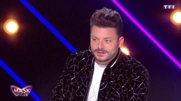The bomber jacket sequined Kev Adams in the Mask Singer of 22 November, on TF1
