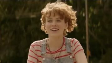 Young Beverly Marsh (played by Sophia Lillis) outfits on It Chapter Two