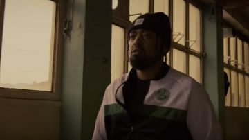 Le survêtement blanc noir et vert porté par Alonzo dans le clip Self Made Men de IAM feat. Psy 4 De La Rime