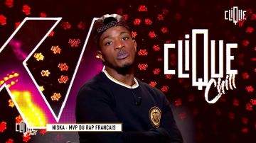 The sweatshirt Versace of Niska in the video Niska says his favorite clips - Clicks & Chill - CLIQUE TV