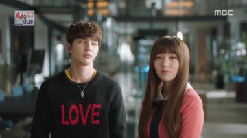 Le collier en pierre de météorite porté par Kim Min-Gyu (Yoo Seung-Ho) dans la série I'm Not a Robot