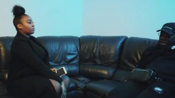 La veste blazer portée par la fille dans le clip #TPM de Joé Dwèt Filé
