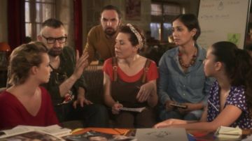 La salopette kaki à bretelles en cuir de Emma (Anne-Elisabeth Blateau) dans Scènes de ménages le 26 novembre 2019