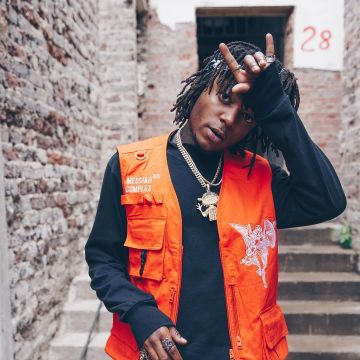 Chaqueta de chaleco naranja usada por J.I.D en su cuenta de Instagram @jidsv