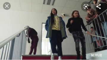 Jean coat worn by Luisa (Manon Bresch) as seen in Mortel (S01E04)