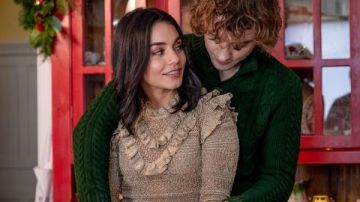 Suéter de punto verde usado por Sir Cole (Josh Whitehouse) en The Knight Before Christmas