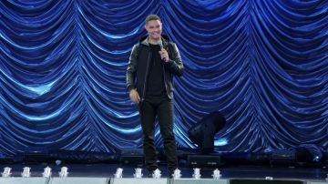 Veste en cuir à capuche porté par Trevor Noah comme on le voit dans les Vidéos les Plus regardées de 2019 (pour l'instant)