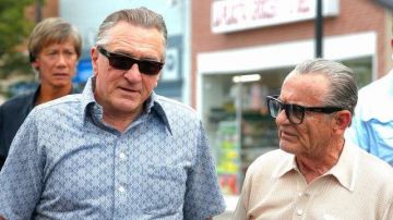 Imprimé bouton shirt porté par Frank Sheeran (Robert De Niro) comme on le voit dans L'Irlandais