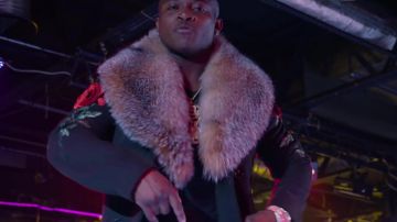 Abrigo con rosas impresas y cuello de piel usado por O.T. Genasis en su thick music video feat. 2 Chainz