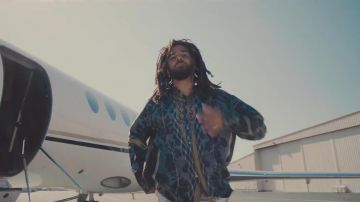 La chemise portée par J. Cole dans le clip Down Bad de Dreamville  feat. J.I.D, Bas, J. Cole, EarthGang, & Young Nudy