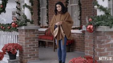 El abrigo de poncho marrón usado por Brooke (Vanessa Hudgens) en la película Christmas Alchemy
