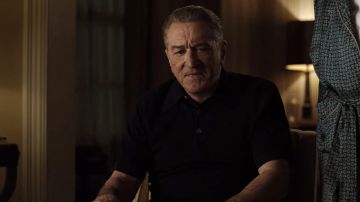 Foncé/bleu Marine-polo-chemise de style avec boutons bruns porté par Frank Sheeran (Robert De Niro) dans L'Irlandais