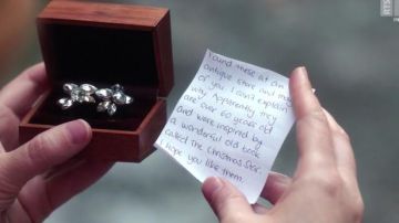 Pendientes usados por Hannah Morris (Sarah Drew) en The Christmas Mail