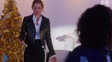 La falda a rayas que lleva Hannah Morris (Sarah Drew) en The Christmas Mail