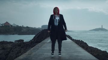 Impermeable negro usado por Emma Larsimon (Victoire Du Bois) como se ve en Marianne (S01E01)