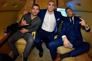 Traje azul usado por Conor McCreggor en su cuenta de Instagram @thenotoriousmma