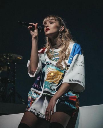 El vestido camisero que lució Angèle durante uno de sus conciertos en el Zénith de París
