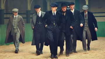 The vest blue striped worn by Thomas Shelby (Cillian Murphy) in the series Peaky Blinders (S02E03)