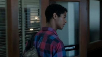 Camisa a cuadros rosa, púrpura y azul usada por Wes Gibbins (Alfred Enoch) en How to Get Away with Murder (S01E03)