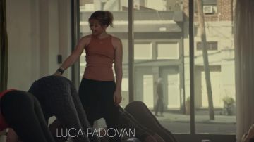 La camiseta sin mangas de Yoga de Guinevere Beck (Elizabeth Lail) en YOU (S01E01)